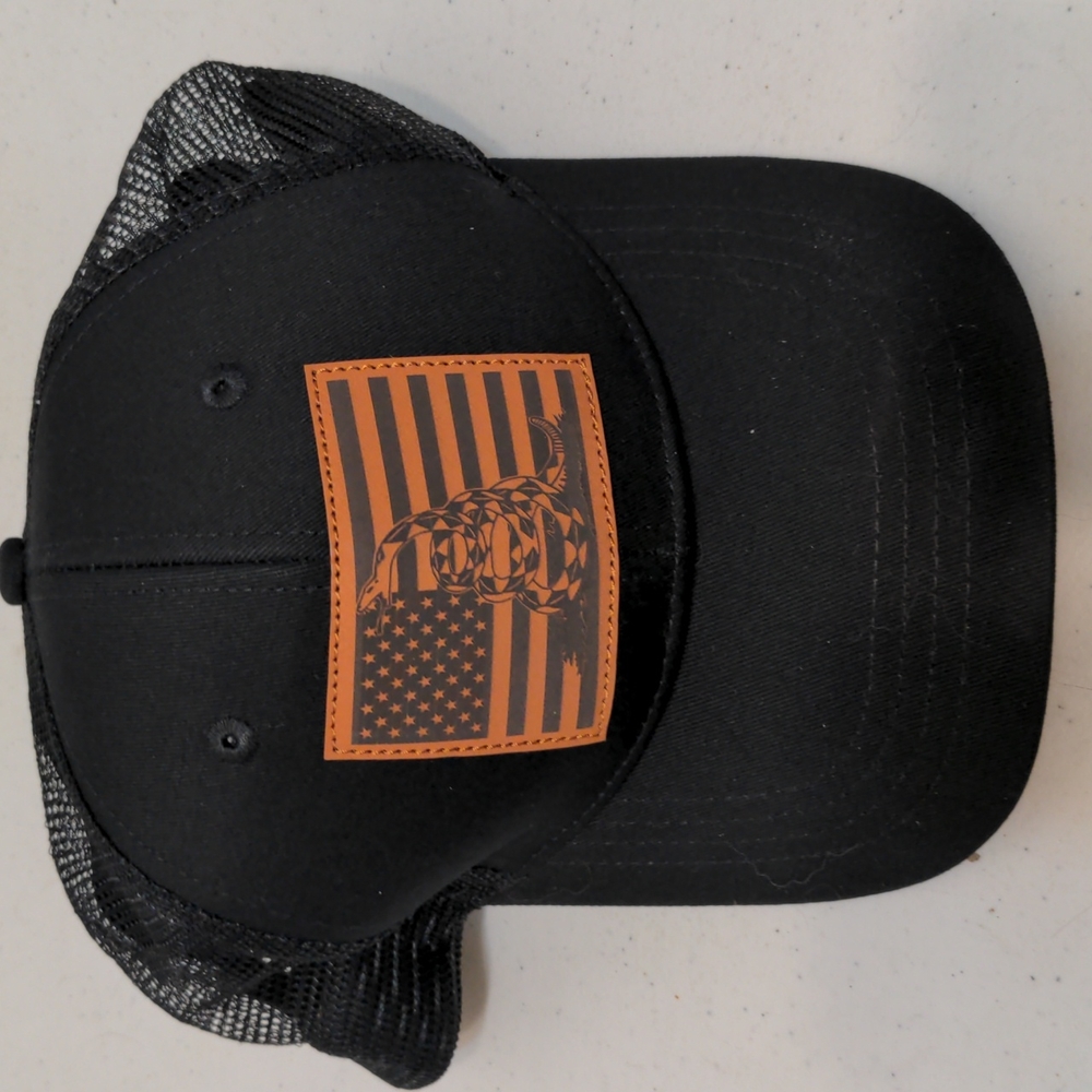 NWT Men's trucker/baseball mesh snap back hat Don't tread on me symbol